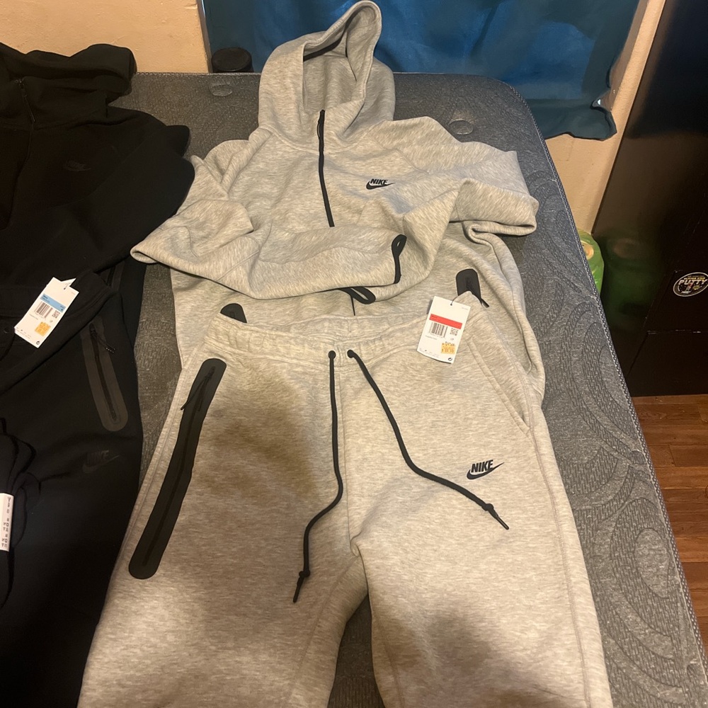 Gray Nike fleece tech brand new never warn